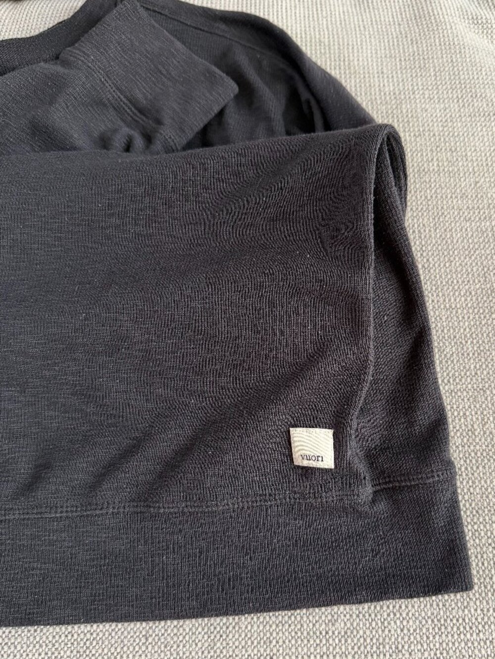 Vuori Womens Shirt Long-Sleeve Sunrise Crew - Medium - Black - Picture 3 of 4